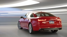 Красный Audi S6 плывет в светлом городском тоннеле